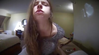 Egy családi porno videok szőke menyecske, akinek nagy cici van, behatol az ágyra